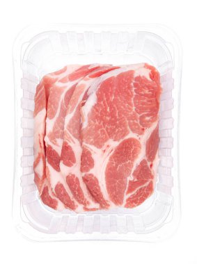 Çiğ domuz pirzolası, şeffaf plastik bir kapta domuz pirzolası, izole edilmiş. Paket tasarımı için bir fotoğraf, şablon. 