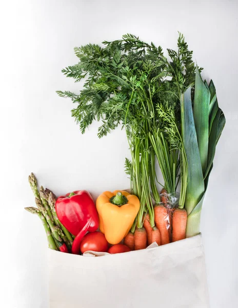 Verduras Orgánicas Frescas Crudas Una Bolsa Algodón Aisladas Sobre Fondo — Foto de Stock
