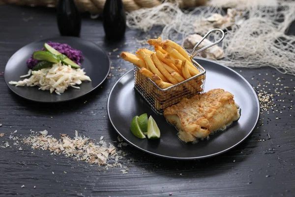 Gebratene Fischfilets Serviert Mit Kartoffelfrites Einem Metallkorb Mit Salatmischung Auf — Stockfoto