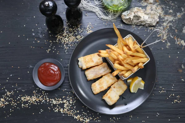 Gefrituurde Visfilets Geserveerd Met Aardappelfrietjes Een Metalen Servies Ketchup Zwarte — Stockfoto