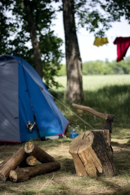 Odunları çadırları karşı bir balta