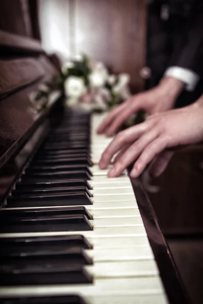 Ręka, gra muzyka na fortepian — Zdjęcie stockowe