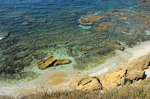 Stenar på stranden i stintino — Stockfoto