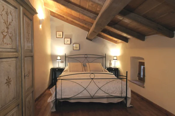 tavan arasına, Bedroom