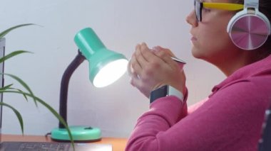 İnternette konferans dinleyerek kahve içmekten bıkmış öğrenci kız. Kulaklık takan, evden çalışan, uzaktan eğitim yapan bir kadın. Masada gözlüklü bir iş kadını