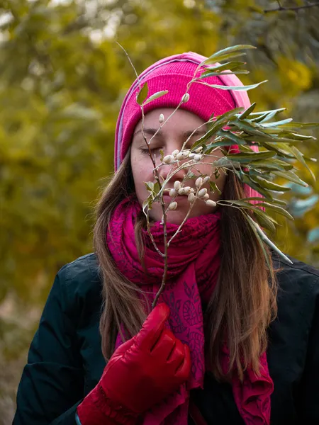 Pretty Smiling Happy Woman Pink Hat Wild Olives Walking Autumn — Stock Photo, Image