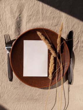 Boş el yapımı kil kaplı beyaz kart maket örtüsü. Masa başı el yapımı yemekler. Doğal Cottagecore tasarımı. Ev dekorasyonu çok az.