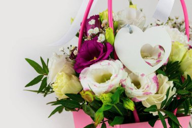 Pembe pastel sepetin arka planında güzel beyaz Eustoma Gypthe çiçekleri. Çiçek açan duvar kâğıdı, kadınların anneleri günü tebrik kartı düğün davetiyesi, bayram afişi.