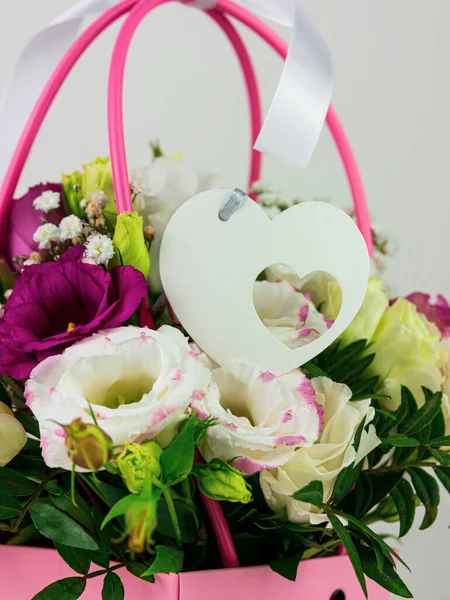 Schöne Weiße Eustoma Gypsophila Blumenstrauß Rosa Pastellkorb Hellen Hintergrund Blumen — Stockfoto