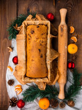 Noel pastası merdane merdanesi, ahşap arka plan düz. Hamur tarifi içeriği yumurtalar tam tahıllı süt yağı şekeri yukarıdan gelen şenlikli ahşap masa üzerinde. Üst manzara mutfak düzeni