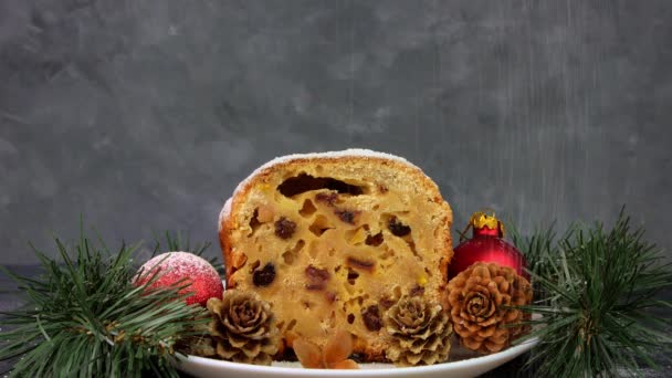 粉砂糖は暗い背景にクリスマスフルーツケーキに注ぎました お祭りのペストリーベーキング 生地レシピ成分ナッツスパイス乾燥砂糖漬けフルーツ卵全粒小麦粉ドライフルーツバター お正月飾り表 — ストック動画
