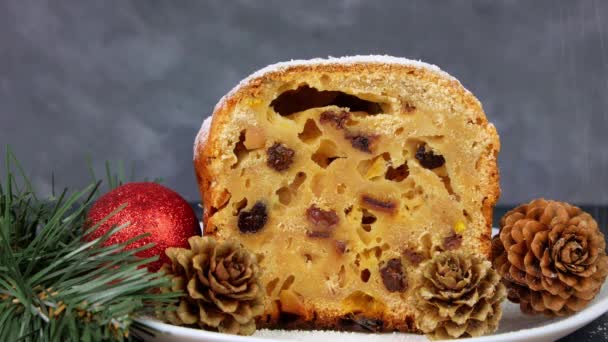 Cukier Pudrowy Wylał Się Świąteczne Ciasto Owocowe Ciemnym Tle Świąteczne — Wideo stockowe
