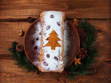 Noel meyveli pudra şekerli mandalina kızılcık ağacı köknar ağacı şenlik dekorasyonu ahşap arka plan düz yatıyordu. Çalıntı kek somunu kepekli un hamuru tarifi kırsal tatil masası manzarası