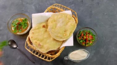 Ev yapımı mısır gevreği kadın el kişniş yeşil domates salçası. El yapımı Meksika tortillası sebze salatası Geleneksel Hint Punjabi Makki roti ekmek tabağı 4K buğday unu hamuru otantik mutfak