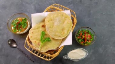 Ev yapımı mısır gevreği kadın el kişniş yeşil domates salçası. El yapımı Meksika tortillası sebze salatası Geleneksel Hint Punjabi Makki roti ekmek tabağı 4K buğday unu hamuru otantik mutfak