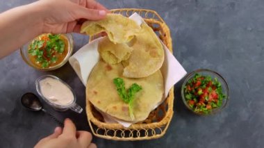 Ev yapımı mısır gevreği kadın el kişniş yeşil domates salçası. El yapımı Meksika tortillası sebze salatası Geleneksel Hint Punjabi Makki roti ekmek tabağı 4K buğday unu hamuru otantik mutfak
