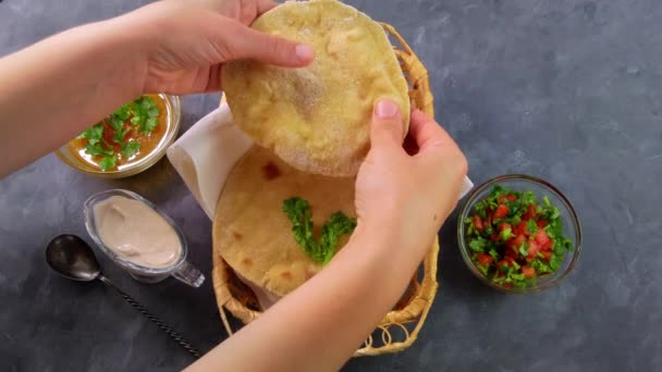 自家製コーンフラットブレッド女性手コリアンダーグリーントマトサルサ 手作りメキシコトルティーヤ野菜サラダ伝統的なインドのプンジャビ巻きロティパンプレート4K小麦粉生地本物の料理 — ストック動画