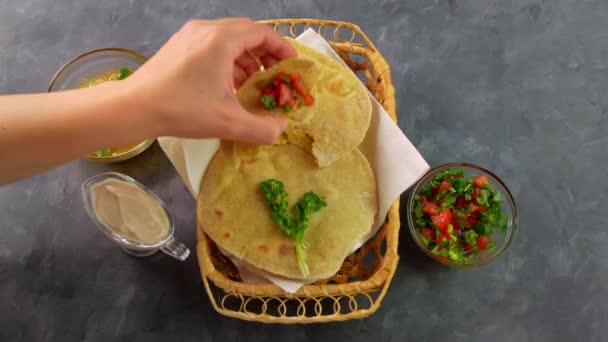 自家製コーンフラットブレッド女性手コリアンダーグリーントマトサルサ 手作りメキシコトルティーヤ野菜サラダ伝統的なインドのプンジャビ巻きロティパンプレート4K小麦粉生地本物の料理 — ストック動画