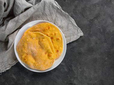 Ev yapımı mısır gevreği kişniş yeşili keten kumaş. El yapımı Meksika usulü tortilla. Geleneksel Hint Punjabi Makki roti ekmek tabağı manzarası. Buğday unu hamuru Tacos quesadilla otantik mutfağı