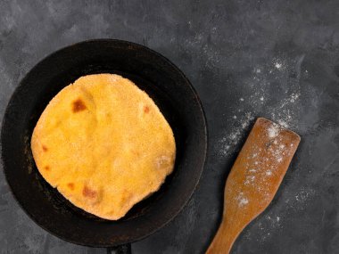 Ev yapımı yassı ekmek tavada mısır unu merdanesi. Paketlemek için el yapımı Meksika usulü tortilla. Geleneksel latin mısır unu ekmeği. Orijinal mutfak Taco Quesadilla yemek tarifi malzemesi