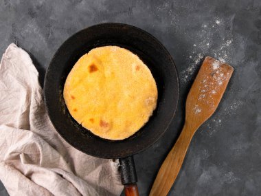 Ev yapımı mısır ekmeği kızartma tavası keten bezi. Paketlemek için el yapımı Meksika usulü tortilla. Geleneksel latin mısır unu ekmeği üst görünüm otantik mutfak Taco Quesadilla yemek tarifi