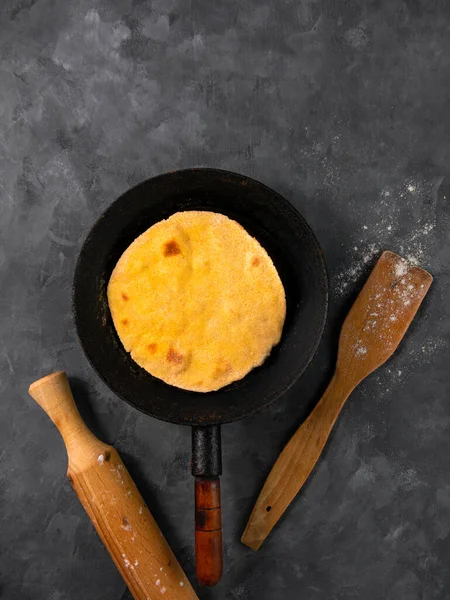 自家製のフラットブレッド食事フライパンコーン小麦粉圧延ピン 包装用の手作りメキシコトルティーヤ 伝統的なラテンのコーンミール生地のパン 本物の料理タコケサディラ料理レシピ成分 — ストック写真