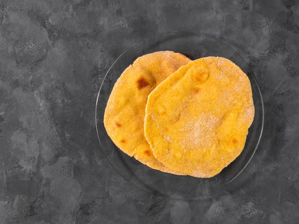 Yapımı Mısır Ekmeği Tabakta Paketlemek Için Yapımı Meksika Usulü Tortilla — Stok fotoğraf