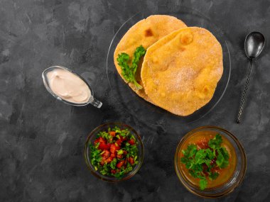 Ev yapımı mısır gevreği kişniş yeşili domates sosu. El yapımı Meksika Tortilla Taco Quesadilla sebzesi. Geleneksel Hint Makki roti ekmek üstü. Glütensiz un hamuru otantik mutfak.