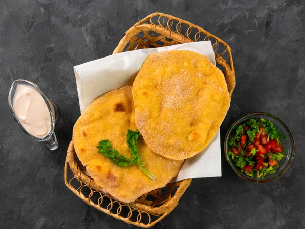 Roti Datar Jagung Buatan Sendiri Saus Yogurt Cilantro Hijau Tomat — Stok Foto