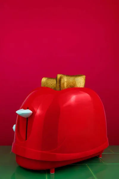 Червоний Тостер Хрусткими Скибочками Свіжого Хліба Кухні Зеленої Плитки Ранкові — стокове фото
