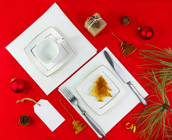 Weihnachten Tischdecke Toast Auf Weißem Teller Besteck Auf Rotem Tischtuch — Stockfoto