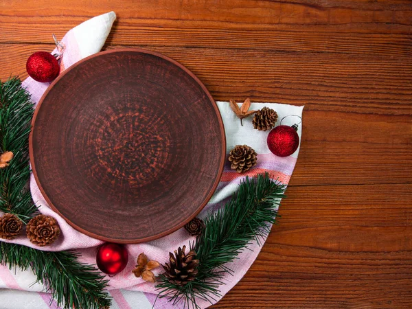 Χριστουγεννιάτικο Μενού Τραπέζι Ρύθμιση Άδειο Πήλινο Πιάτο Κλαδιά Έλατο Κώνους — Φωτογραφία Αρχείου