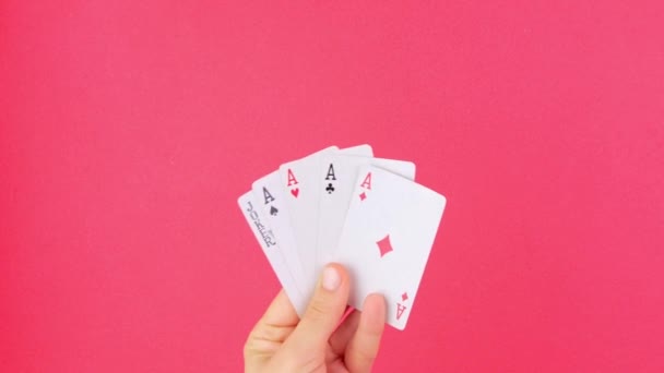 Pięć Rodzaju Kart Poker Game Różowym Tle Ręka Hazardzisty Szczęśliwa — Wideo stockowe