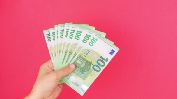 Mano Sostiene Billetes Dinero Euro Fondo Color Rosa Contando Billetes — Vídeos de Stock