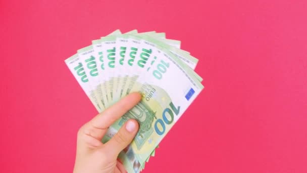 Ruku Ruce Drží Euro Bankovky Růžovém Pozadí Barvy Počítám 100 — Stock video