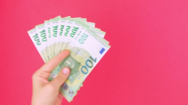 Mano Sostiene Billetes Dinero Euro Fondo Color Rosa Contando Billetes — Vídeos de Stock