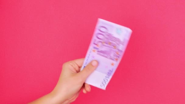 Hand Houdt 500 Euro Geld Rekening Roze Kleur Achtergrond Contant — Stockvideo