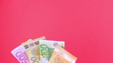 50, 100, 200 ve 500 Avro 'luk banknotları pembe arkaplanda tutuyor. Avrupa 'da nakit para saymak. Döviz kurundan tasarruf etmek, zenginlik kavramı. Çevrimiçi kumarhane kazananı ticaret