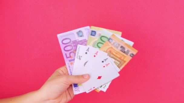 Fajta Póker Játék Kártyák Szerencsejátékos Kezében Euro Pénz Számlák Rózsaszín — Stock videók
