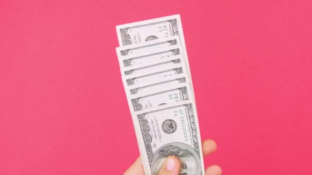 Ruka Drží Americké Dolary Bankovky Růžové Barvy Pozadí Počítání Hotovosti — Stock video