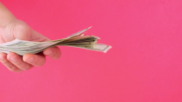 Рука Тримає Доларові Банкноти Сша Рожевого Кольору Підрахунок Готівкових Американських — стокове відео