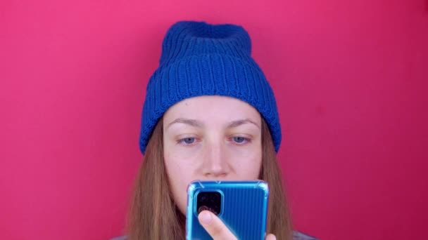Ganska Kvinnliga Bloggare Smartphone Gör Berättelser Selfie Sociala Medier Ung — Stockvideo