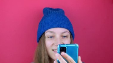 Güzel kadın blogcu akıllı telefon özçekim sosyal medya hikayeleri yapıyor. Genç kadın internet blogunda abonelerle konuşuyor. Video çağrısı stream.Kişisel marka bloglama vlog kanalı fotoğrafları izliyor