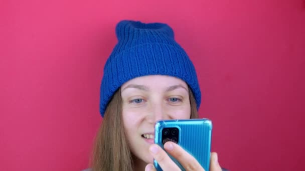 Hübsche Bloggerin Macht Selfies Den Sozialen Medien Junge Frau Blättert — Stockvideo