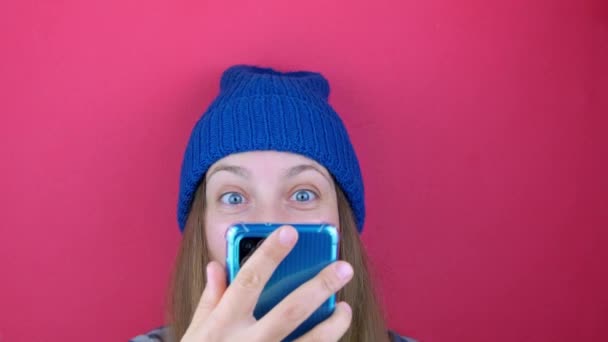 かなり女性ブロガーのスマートフォンの話を自撮りソーシャルメディアを作る 若い女性は 加入者のビデオ通話ストリームと話してインターネットブログをスクロールします — ストック動画