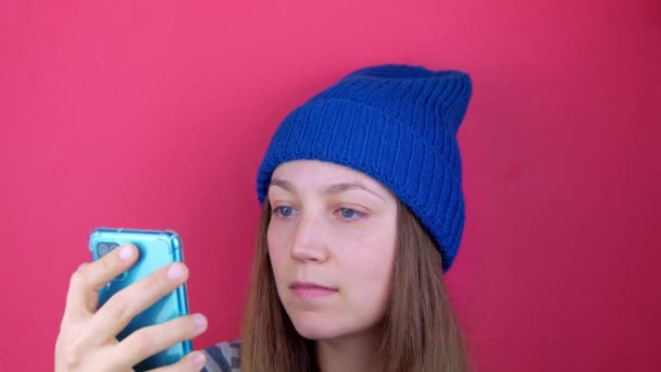 Hübsche Bloggerin Macht Selfies Den Sozialen Medien Junge Frau Blättert — Stockvideo
