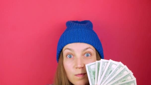 妇女持有美元钞票粉红背景 女孩数着100美元的美国钞票 赚取储蓄美国货币兑换财富的概念 成功的网上交易 — 图库视频影像