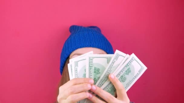 妇女持有美元钞票粉红背景 女孩数着100美元的美国钞票 赚取储蓄美国货币兑换财富的概念 成功的网上交易 — 图库视频影像