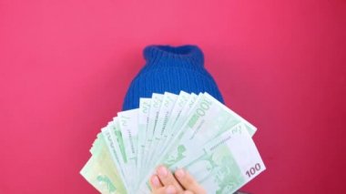 Kadın, EURO 'nun para faturalarını pembe arka planda tutuyor. Avrupa 'da nakit para sayan kız 100 Eu banknotları. Euro tasarruf döviz konsepti Çevrimiçi kumarhane kazananı 4K başarılı ticaret