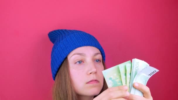 Frau Hält Euro Geldscheine Auf Rosa Hintergrund Mädchen Zählt 100 — Stockvideo